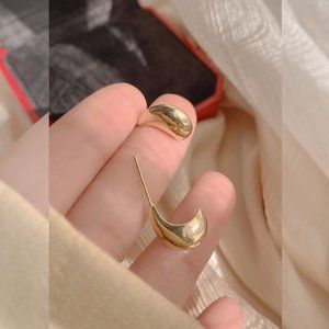 Teardrop stud earrings